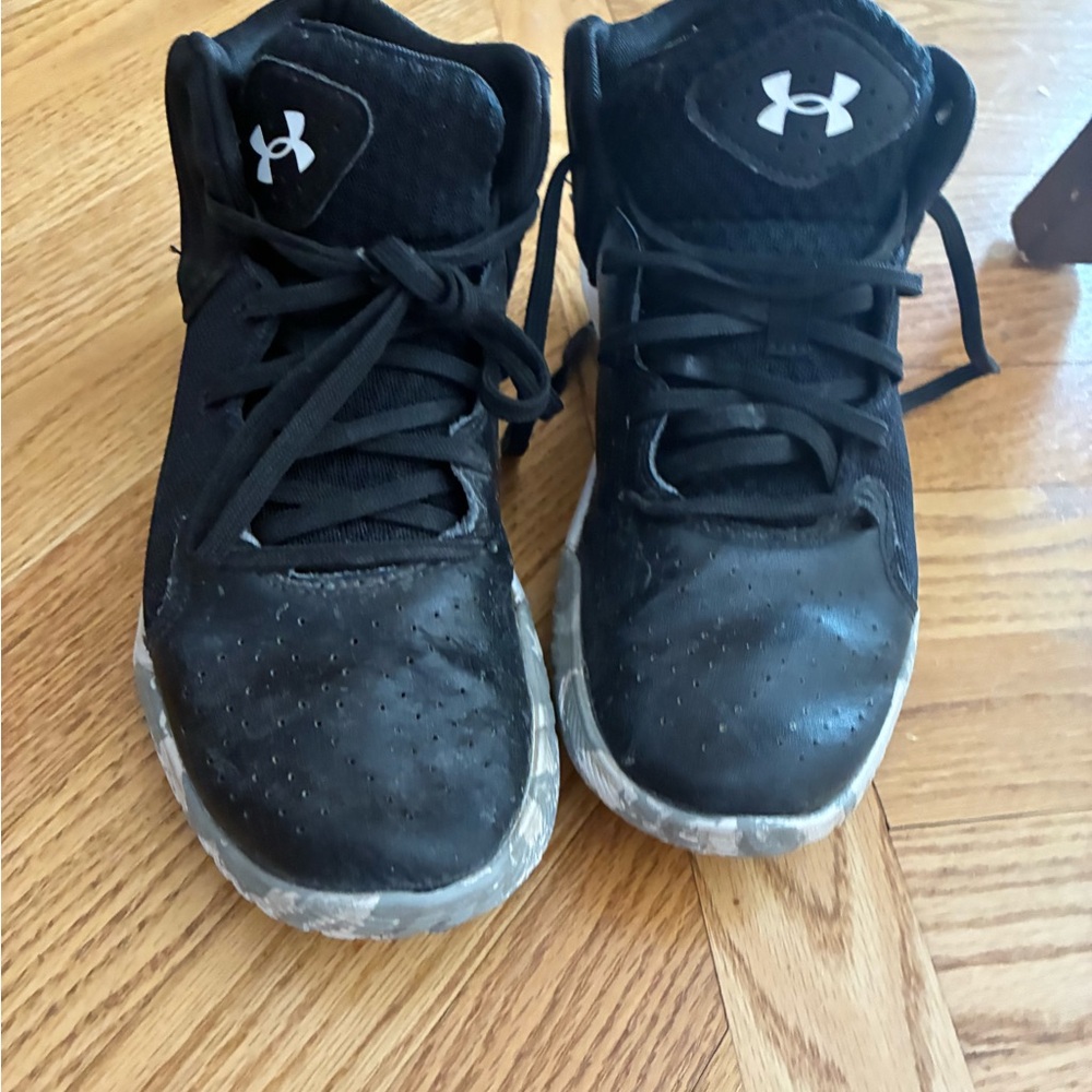 Under Armour Kids size 7Y  Athletic Shoes